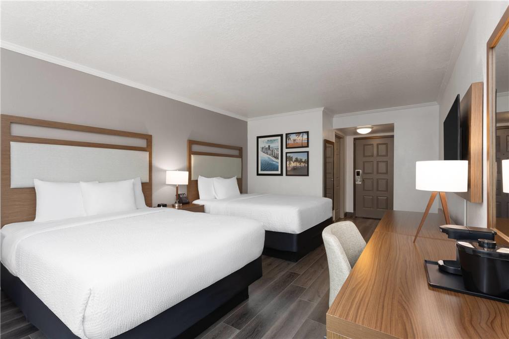 La Quinta Inn & Suites by Wyndham Ft Lauderdale Cypress Cr - photo 16