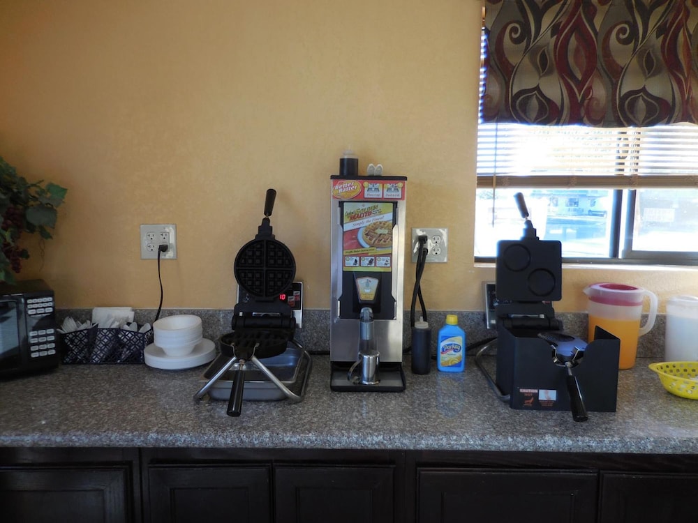 Best Economy Inn n Suites - photo 28