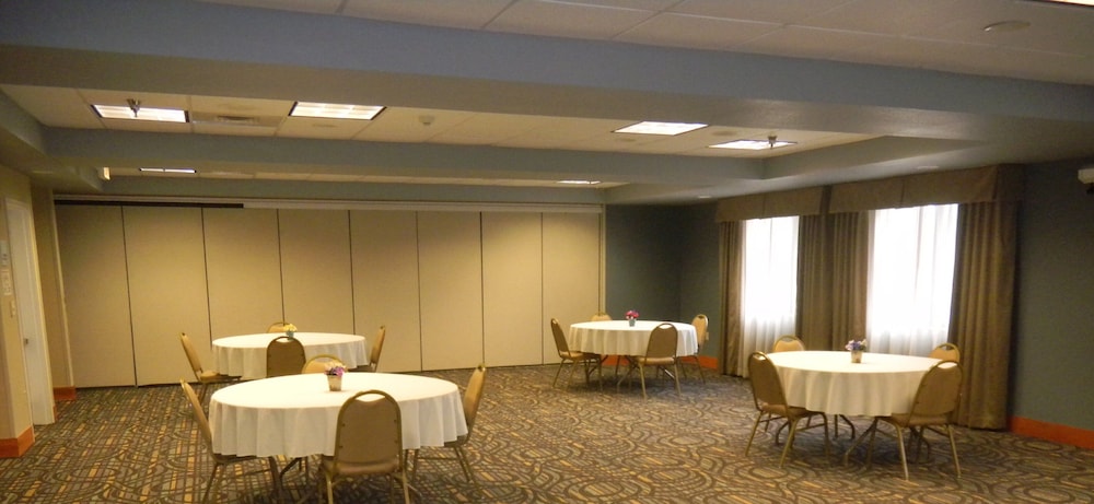 Holiday Inn Express & Suites Winner by IHG - photo 40