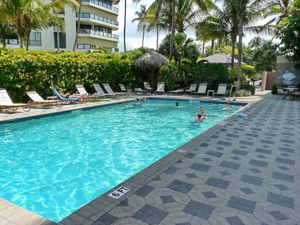 Beachfront condo with huge views pools tennis grills — 4-Star Luxury Hotel in Marco Island, United States
