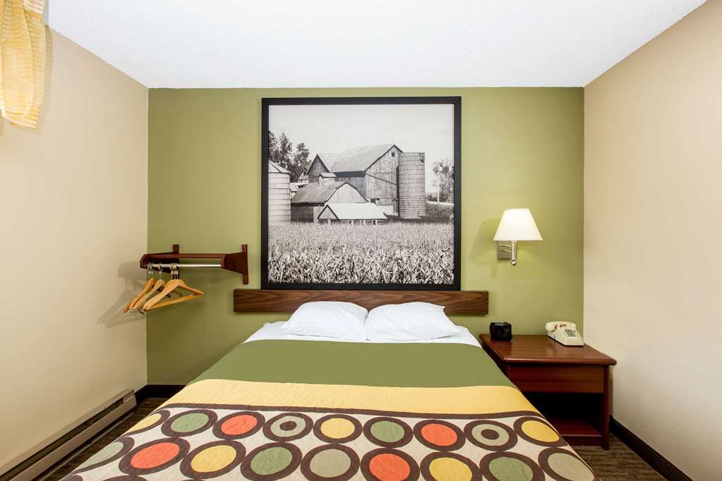 Super 8 by Wyndham Fairmont - photo 11