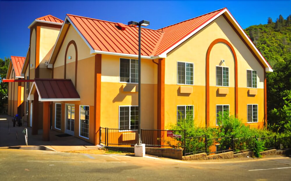 The Monarch Inn - photo 2