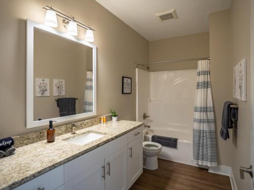 Modern 2BR 2BA New Build Condo with Garage & Patio — 4-Star Luxury Hotel in Wyoming, United States