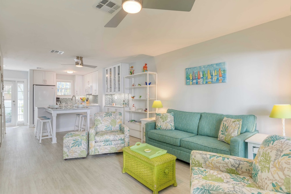 Bahamian Reed by Avantstay Walk to Everything w Community Pool Month Long Stays Only - photo 9