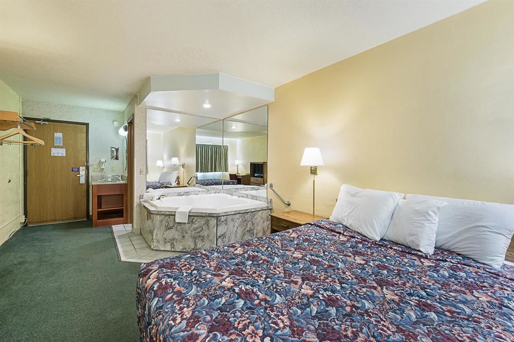 Motel 6 Moline - photo 40