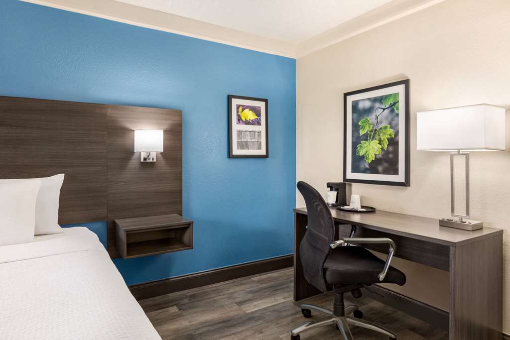 La Quinta Inn by Wyndham San Antonio I 35 N at Toepperwein - photo 14