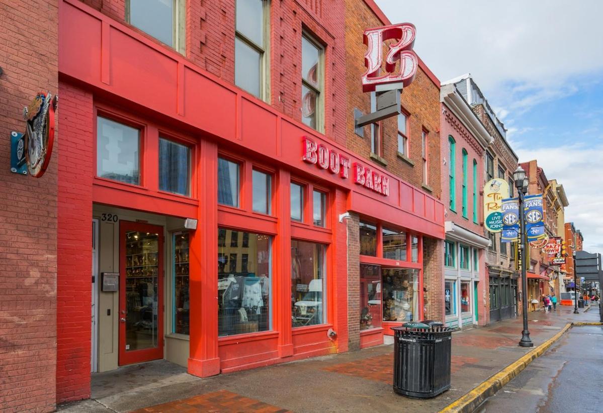 2 Chic Lofts right ON Broadway Strip Sleeps 10 in Nashville, United States