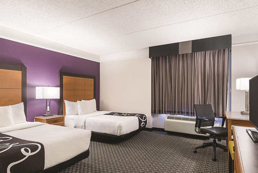 La Quinta Inn & Suites by Wyndham Phoenix Mesa West - photo 20