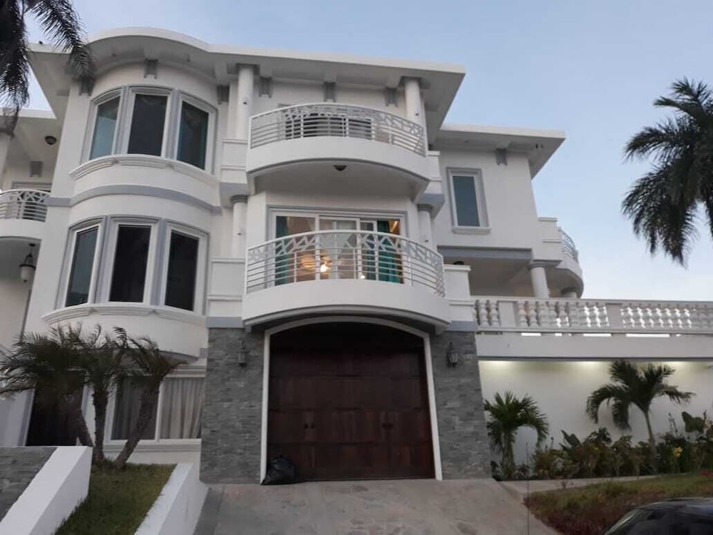 Paradise in Coral View Roatan in French Harbor, Honduras