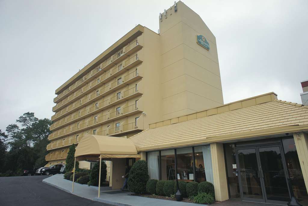 La Quinta Inn & Suites by Wyndham Stamford New York City - photo 3