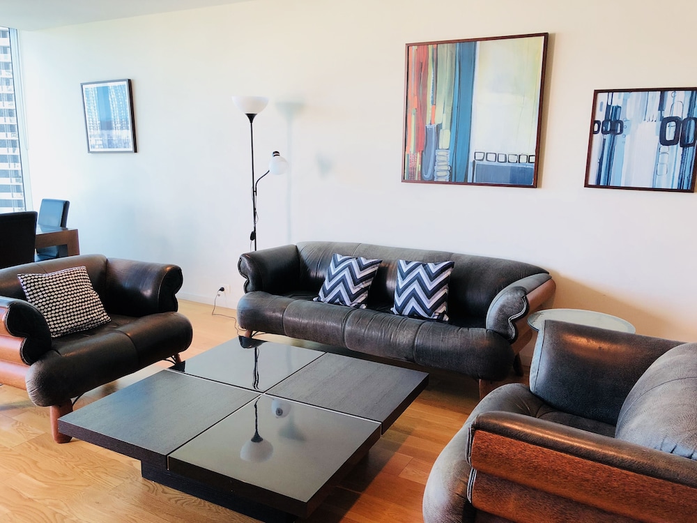 Astonishing Docklands View Deluxe Room - carbon neutral hotel in Docklands