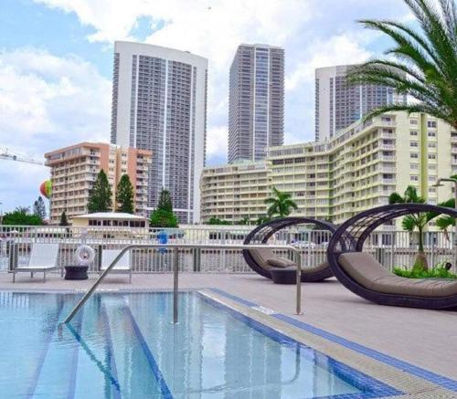 Lower Penthouse 3BD 3BA Beach Gym and Pool — 4-Star Luxury Hotel in Hallandale Beach, United States