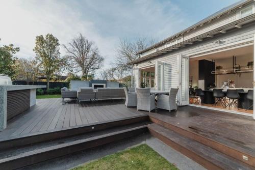 Bel Air Mansion Sleeps 15 Villa — 4-Star Luxury Hotel in Christchurch, New Zealand
