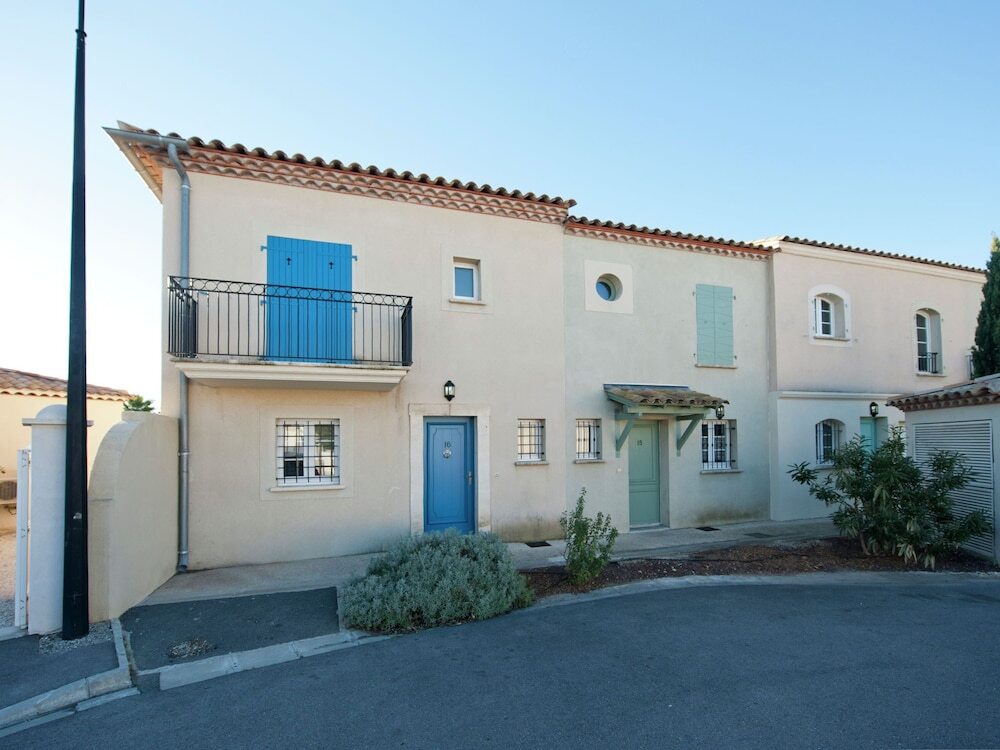 Villa with Marina View — 4-Star Luxury Hotel in Aigues-Mortes, France