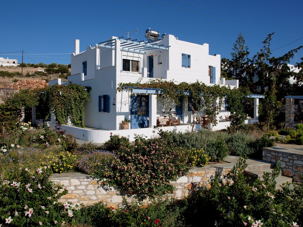 Narkissos Studios - carbon neutral hotel in Paros