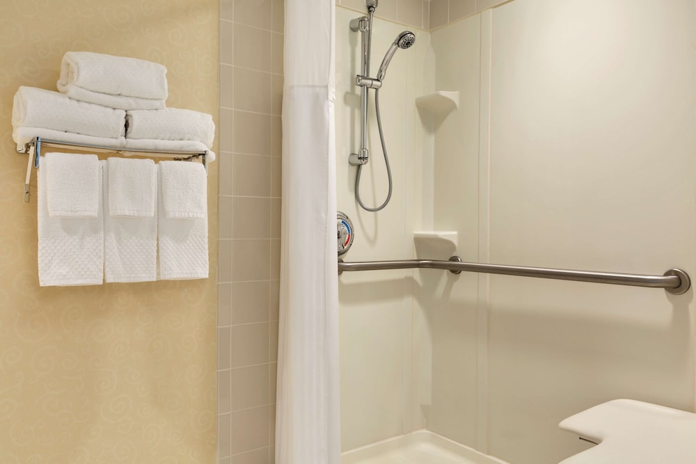 Hilton East Brunswick Hotel & Executive Meeting Center - photo 20