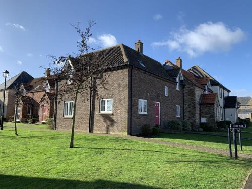 Family Tides The Bay 2 bedrooms patio garden parking nearby 2 dogs welcome in Filey, United Kingdom