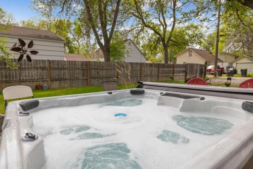 Bo's Rusty Western Central Home with Hot Tub and Sauna — 4-Star Luxury Hotel in Billings, United States