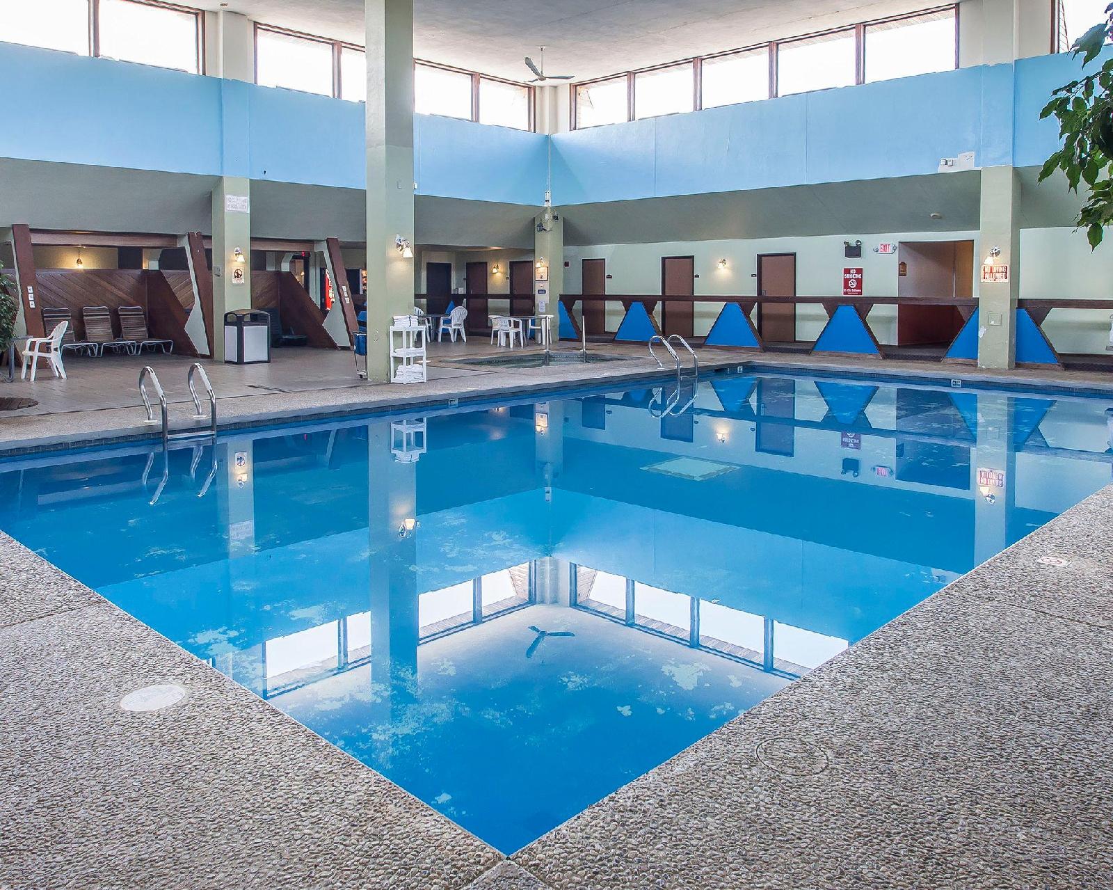 Econo Lodge Inn & Suites - photo 4