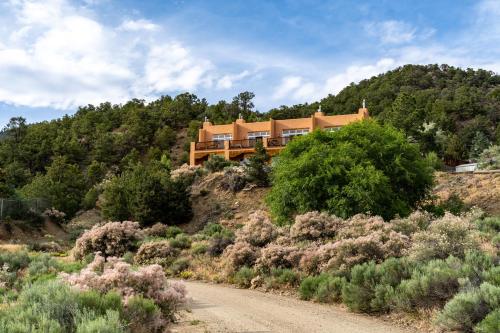 Bookend adobes 9 mi to Taos Ski Valley — hotel in Valdez