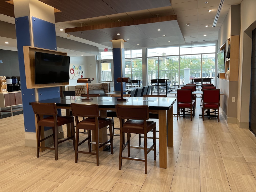 Holiday Inn Express & Suites Phoenix Airport North by IHG - photo 73