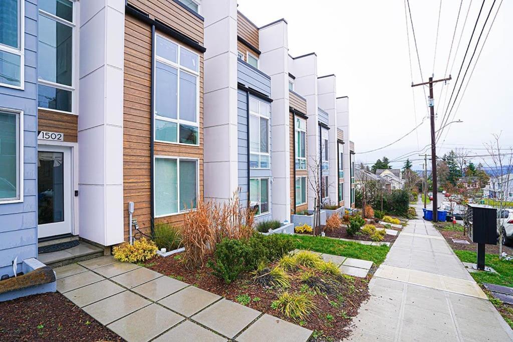 Modern Home Rooftop view 3 block Beacon station — 4-Star Luxury Hotel in Seattle, United States