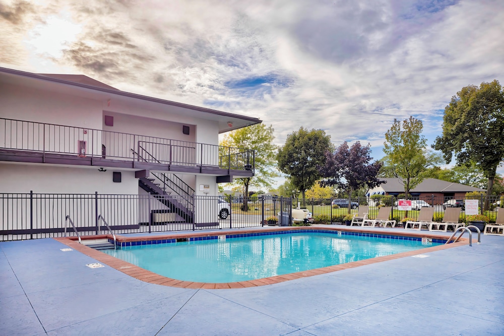 Motel 6 Oshkosh WI - photo 17
