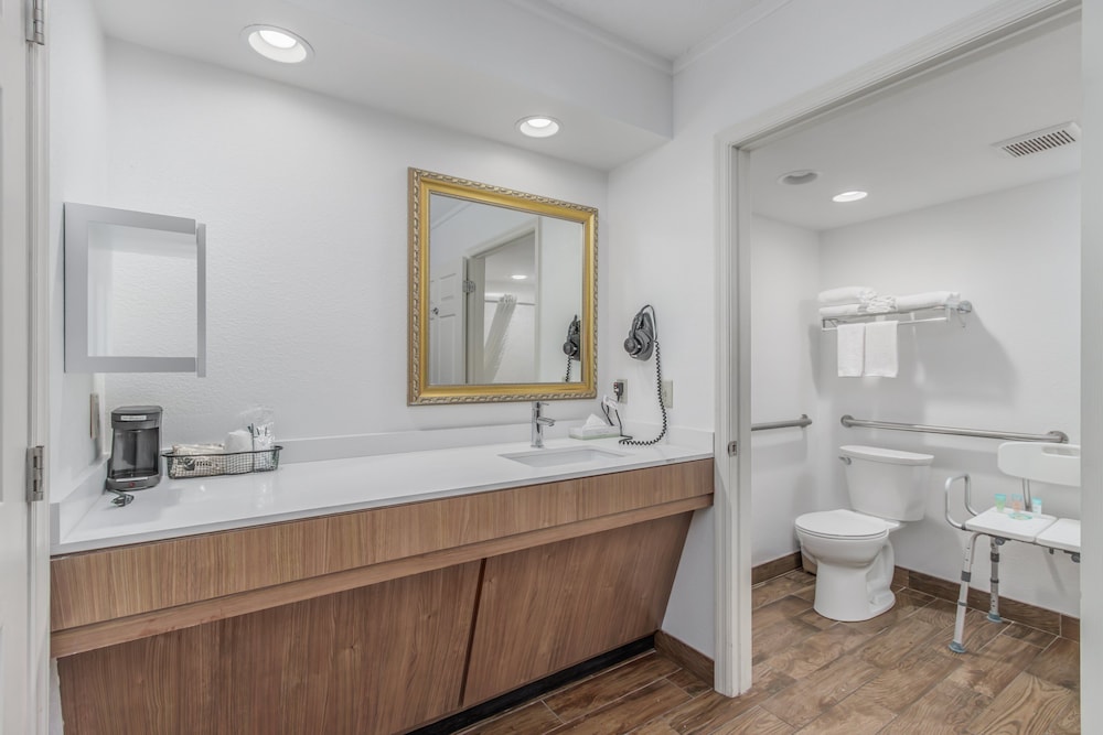 Crossroads Inn & Suites - photo 33