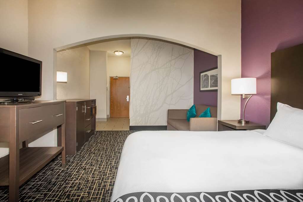 La Quinta Inn & Suites by Wyndham Pontoon Beach - photo 43