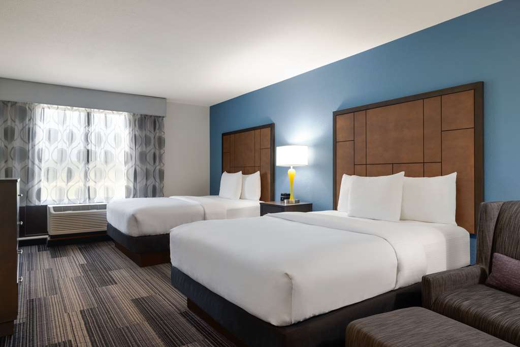 La Quinta Inn & Suites by Wyndham Springfield Airport Plaza - photo 17
