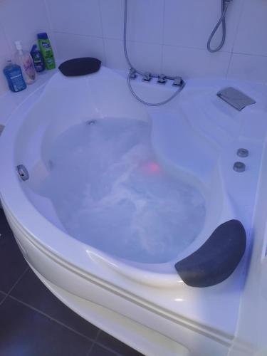 Moden Stylish large Southsea Apartment with jacuzzi bath sleeps 6 — 4-Star Luxury Hotel in Portsmouth, United Kingdom
