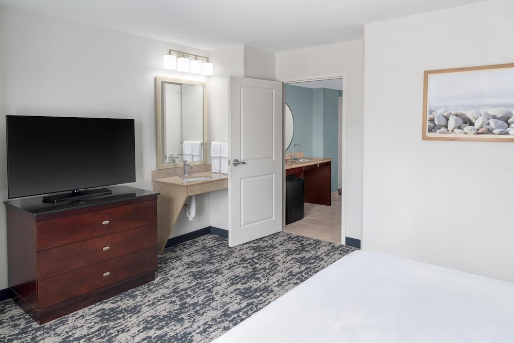 Embassy Suites by Hilton Fort Myers Estero - photo 12