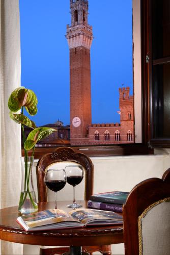 Piazza del Campo Honeymoon Suite — 4-Star Luxury Hotel in Siena, Italy