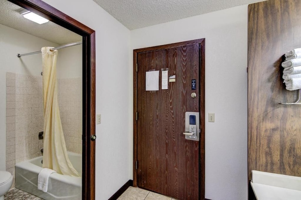 Bloomer Inn & Suites - photo 24