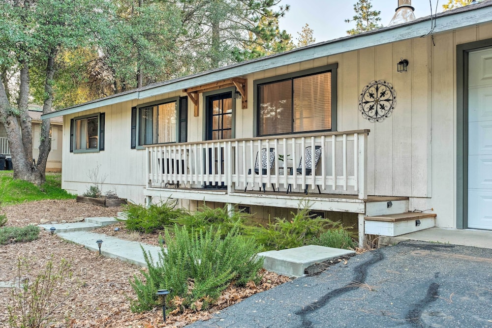 Lakeside Groveland Home with Hot Tub Near Yosemite — 4-Star Luxury Hotel in Groveland, United States