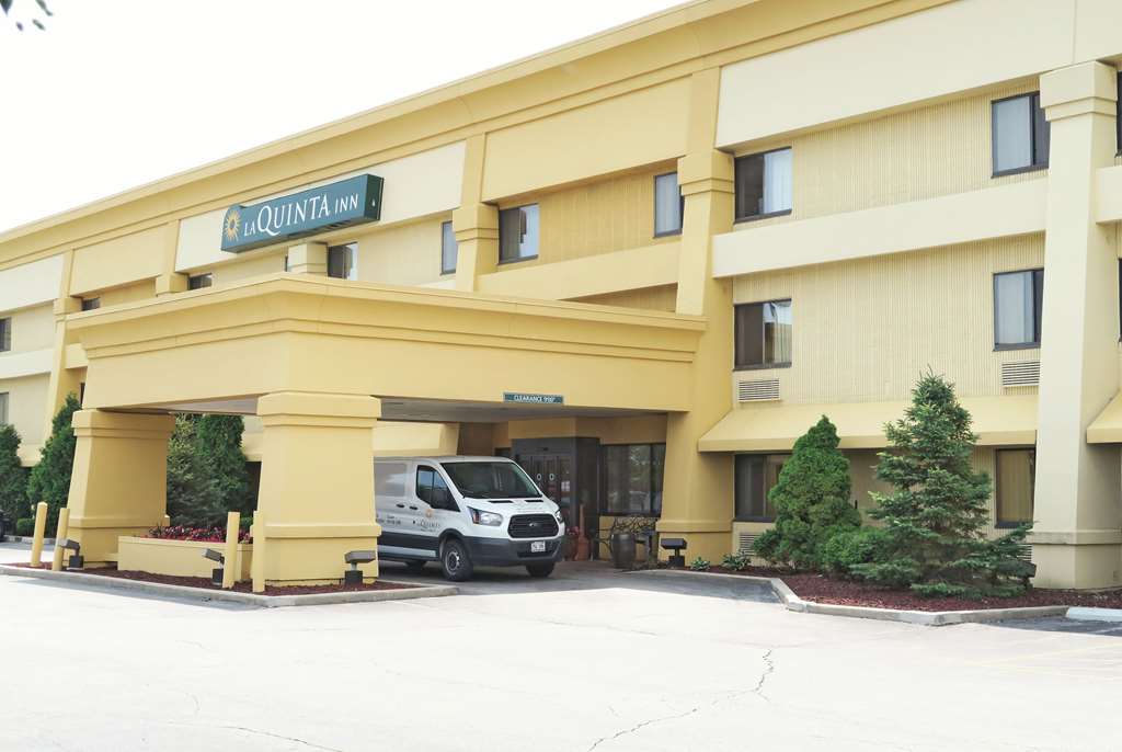 La Quinta Inn by Wyndham Milwaukee Airport Oak Creek - featured photo