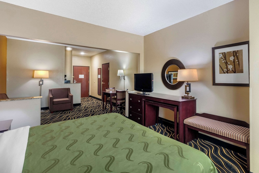 Quality Suites Addison Dallas - photo 9