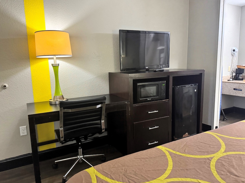 Super 8 by Wyndham Tupelo Airport - photo 11