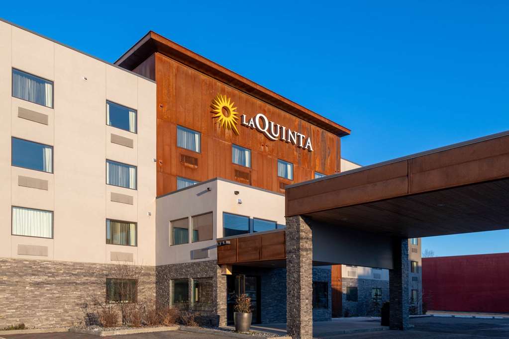 La Quinta Inn & Suites by Wyndham Anchorage Airport - photo 2