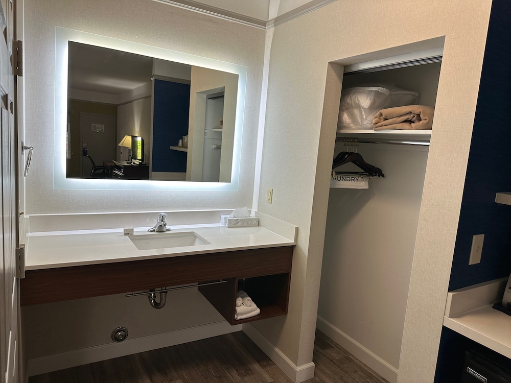 Holiday Inn Express Hotel & Suites San Dimas by IHG - photo 41