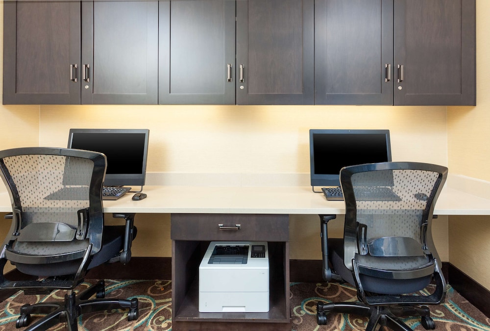 Hampton Inn & Suites Niles Warren - photo 45