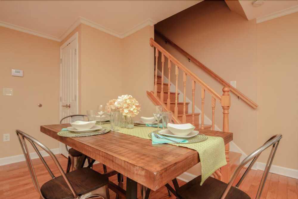 NEW 3 story Townhome Private Self checkin Quiet. - photo 15