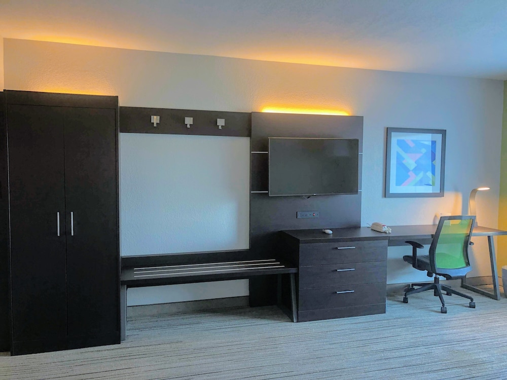 Holiday Inn Express & Suites Hearne by IHG - photo 7