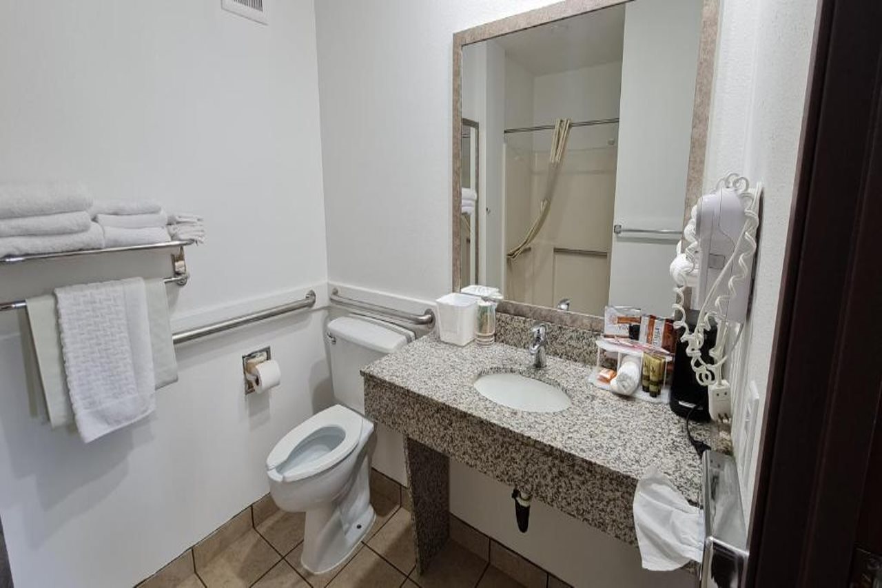Oakridge Inn & Suites - photo 19