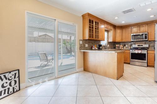 Spacious 5 Bedroom Retreat with Pool Minutes from the Las Vegas Strip