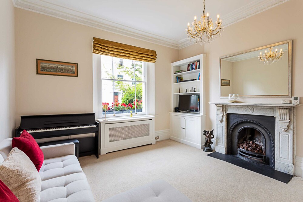 High Ceilings Cosy Flat in the Heart of Westbourne Grove — 4-Star Luxury Hotel in London, United Kingdom