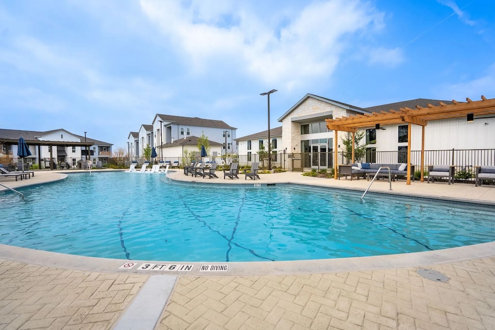 Blue Goose Apartments by Landing — 4-Star Luxury Hotel in Manor, United States