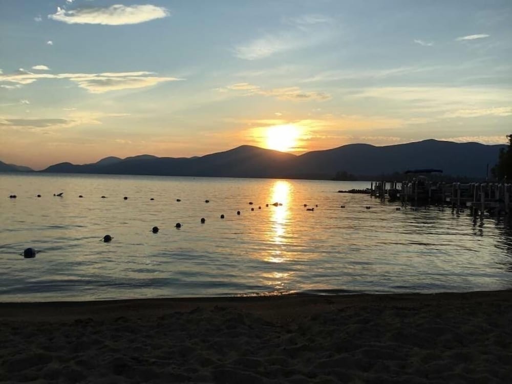 Lake George Diamond Cove - carbon neutral hotel in Glens Falls
