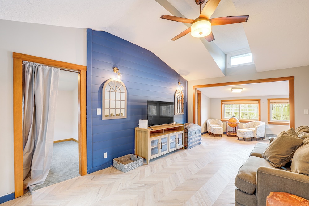 Lakefront Salem Retreat Fish Swim Kayak and More in Salem, United States