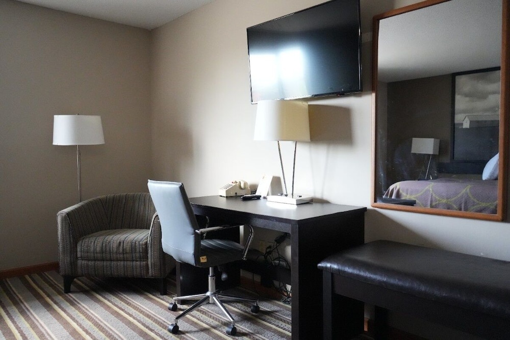 Watseka 24 Inn & Suites - photo 8